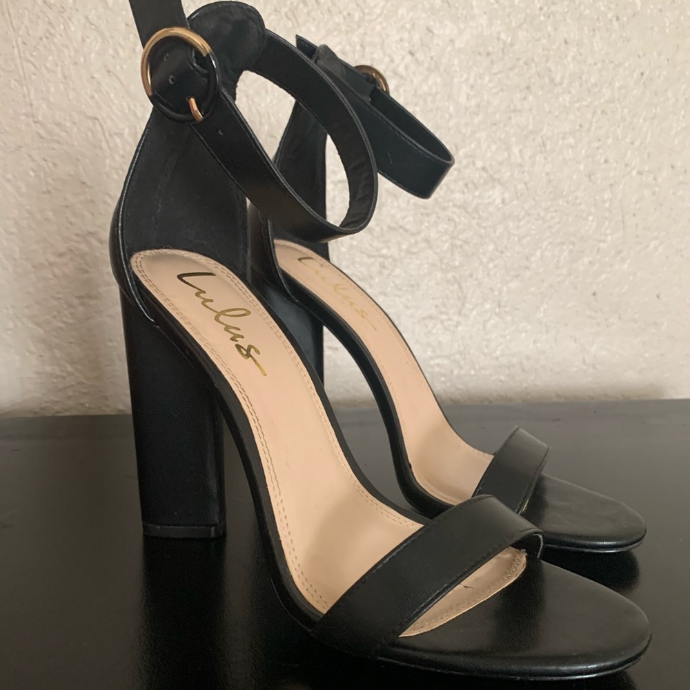 Lulu’s black sandal heel